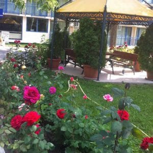 цветна градина и беседка в двора на хотел Плиска, Слънчев бряг