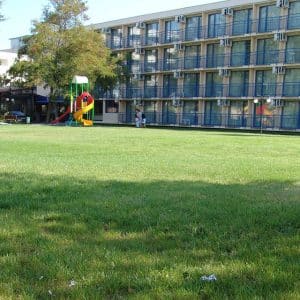 изглед към детска площадка и фасада на Плиска хотел