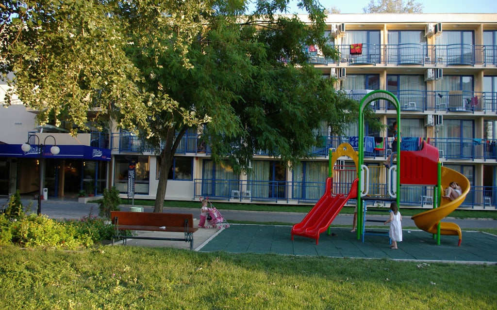 детска площадка и зелени площи към хотел Плиска, Слънчев бряг